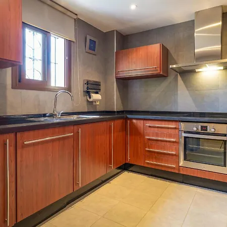 3 Bedroom Awesome In Apartment *