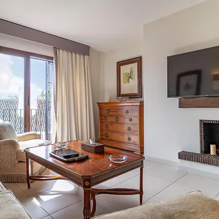 3 Bedroom Awesome In Apartment *